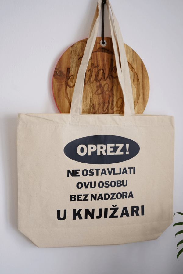 torba za knjige oprez u knjižari